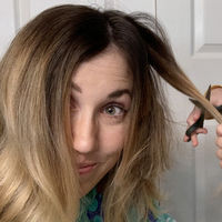 Tras comenzar a perder su pelo por las quimioterapias, una madre decidió pedir a su hija de cuatro años que le hiciera un corte muy especial