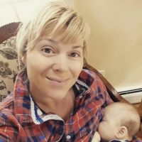 El "brealfie" de una mujer amamantando a un bebé: pero no es su hijo, es su sobrino