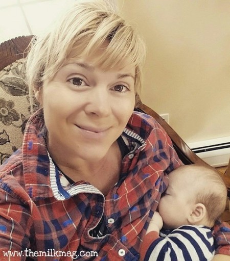 El "brealfie" de una mujer amamantando a un bebé: pero no es su hijo, es su sobrino