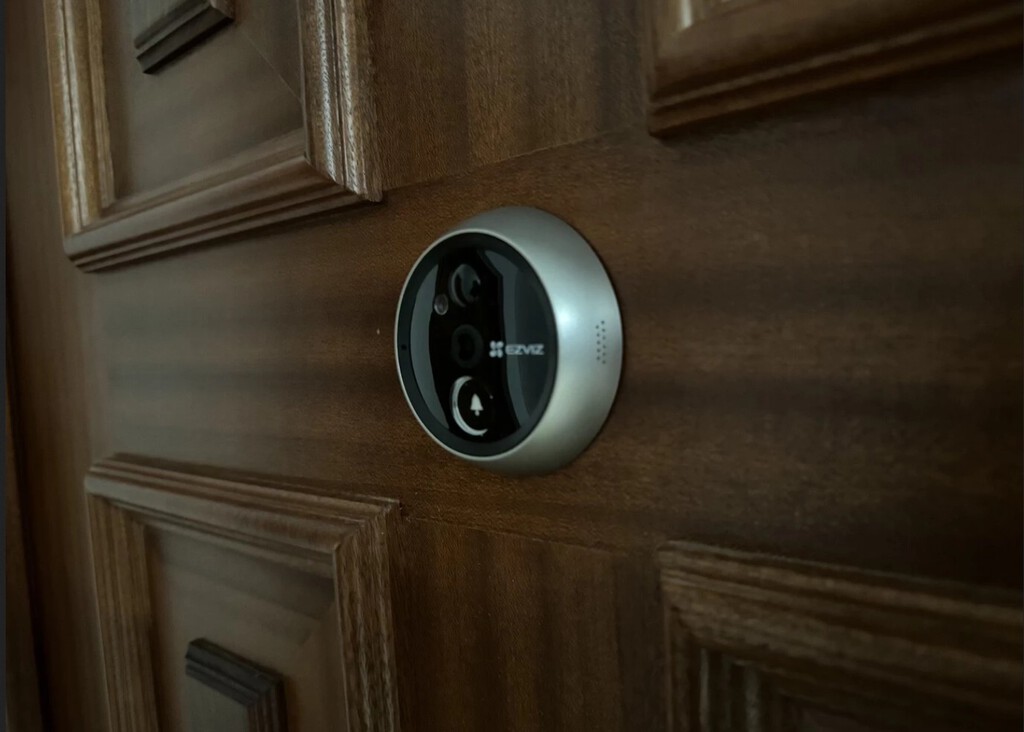 Tener una mirilla digital en casa sin infringir la ley: esto conviene tener en cuenta para que no llamen al timbre con denuncias 