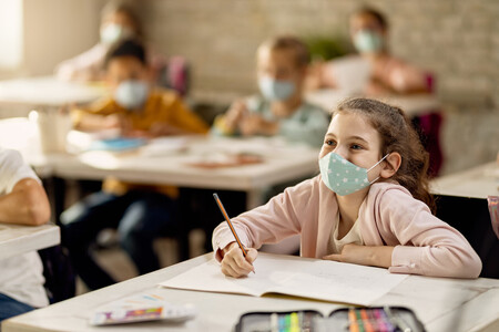 Puertas y ventanas abiertas de forma permanente en las aulas: la nueva recomendación de Sanidad y Educación para combatir la Covid