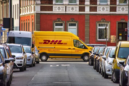 "DHL: Su paquete está llegando": una nueva estafa por SMS busca infectar tu Android con un troyano bancario