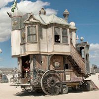 No sé si puedo decirte que es una camper, porque esto es literalmente una casa victoriana con ruedas y motor de tractor