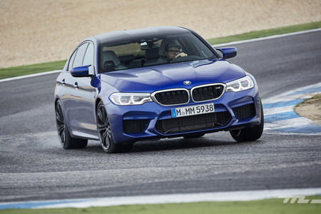 Manejamos el nuevo BMW M5 en Portugal: 600 hp y tracción integral para un sedán de locura