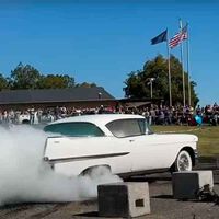 Hoy, en pasarse el juego de la petrolhead: esta abuela de casi 80 años gana concursos quemando rueda con su Cadillac V8