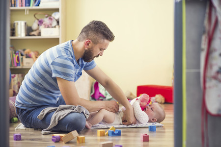 Papa Cambiando Bebe