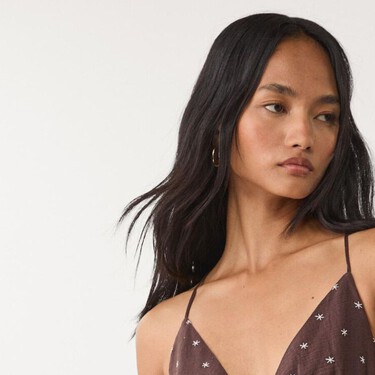 El vestido marrón más versátil del verano está en Stradivarius: fresquito y de estilo boho