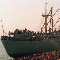 Em 1991, a Itália viu que um velho cargueiro estava se aproximando; quando atracou, milhares de pessoas estavam a bordo 