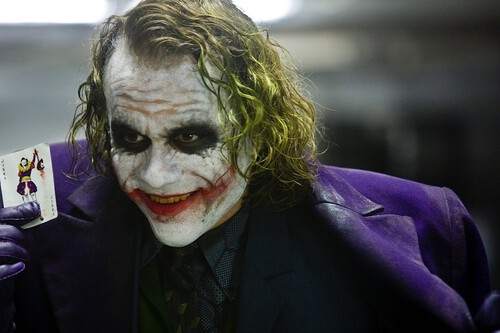 Si os fijáis bien en una escena clave de El Caballero Oscuro, veréis que Joker y Batman no son tan distintos