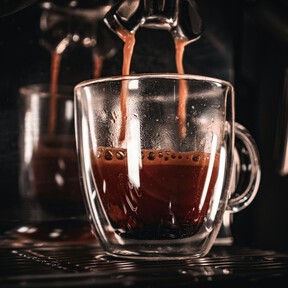 El Corte Inglés está liquidando al 50% la cafetera De'Longhi con molinillo integrado que cabe en cualquier cocina