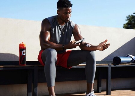 Gatorade lanza un wearable para atletas: un parche que "analiza" tu sudor con una app para darte consejos de hidratación