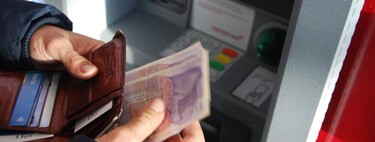 Vacaciones en el extranjero: ¿es más barato cambiar dinero en España o sacar del cajero en el destino? 