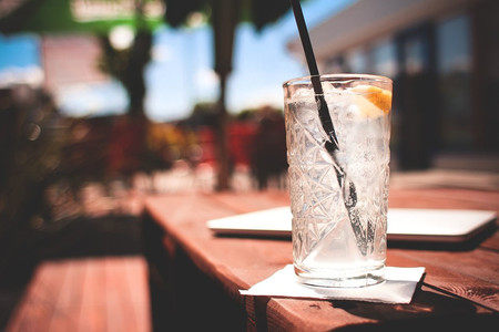 ¿Te pueden obligar a servir agua del grifo si tienes un bar?