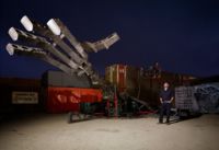 En Rusia, si tienes una mano gigante puedes romper coches