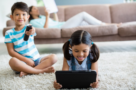Niños viendo la televisión