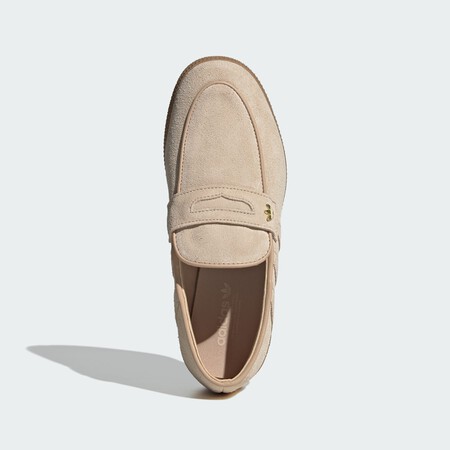 Adidas Tambien Se Quiere Poner Formal Y Tiene Las Zapatillas Beige Que Parecen Mocasines Que Encajan Perfecto Con Tus Trajes De Verano