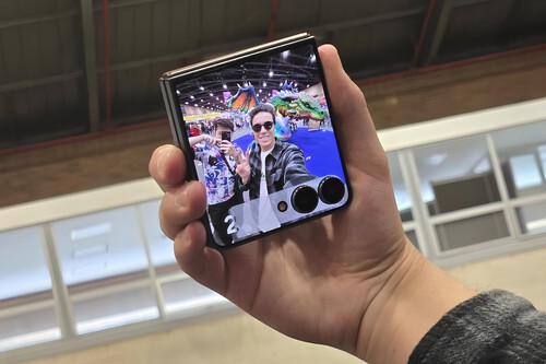 Galaxy Z Flip7 Sofa 4 1