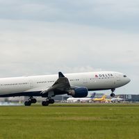 Un director de cine descubre que es el único pasajero de un vuelo de Delta y nos regala un vídeo mágico