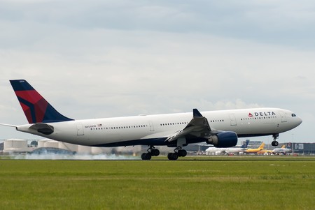 Un director de cine descubre que es el único pasajero de un vuelo de Delta y nos regala un vídeo mágico