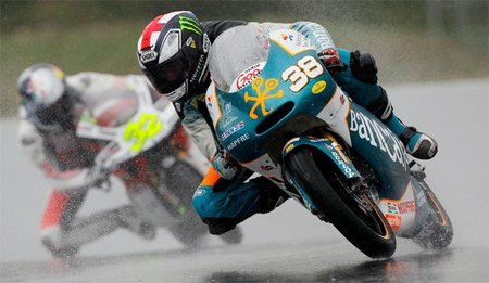 Bradley Smith se luce en el agua