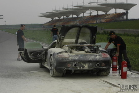 Porsche Carrera GT ardiendo en Shangai