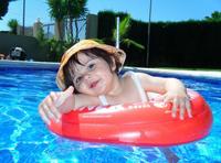 La foto de tu bebé: Sara disfrutando en la piscina