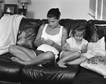Las impactantes fotos de familias sin móviles ni tablets que muestran cuán enganchados estamos