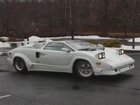 Este Lamborghini Countach se atreve con los donuts