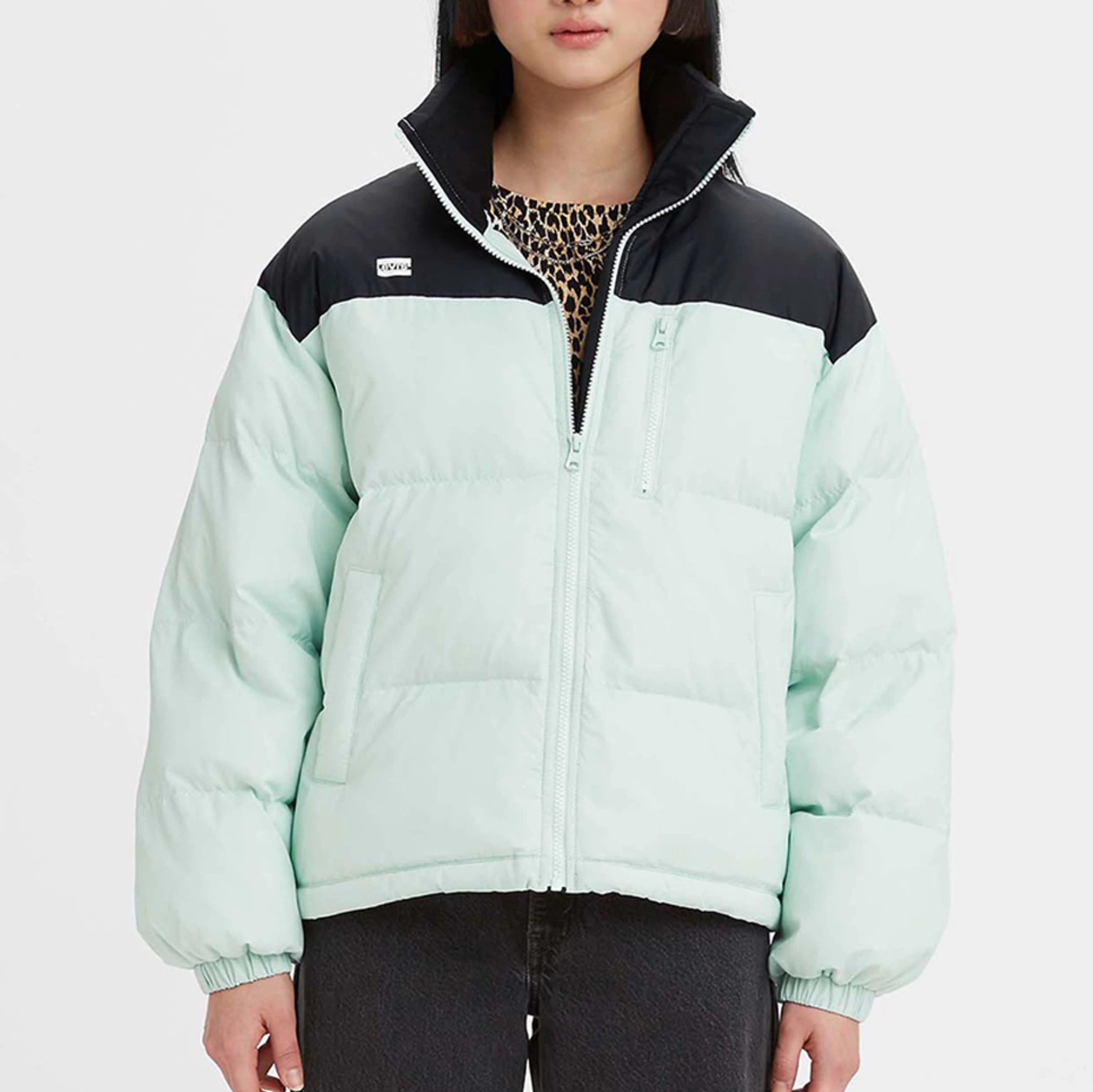 Plumífero de mujer corto con bolsillos
