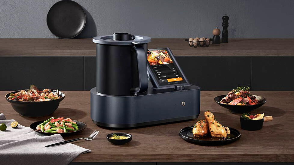 Xiaomi ya tiene en España su propia Thermomix. El Smart Cooking Robot llega con una enorme pantalla para ver hasta vídeos