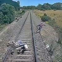 ¡Corre insensato! Esto no es una película de acción, es un cabezabuque saltando por su vida