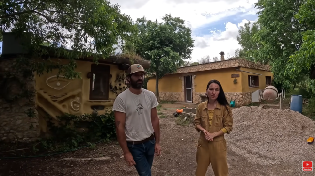 Boris y Rosa viven en una cabaña autosuficiente
