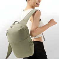 Muy fan del concepto de mochila plegable como esta de Xiaomi: cabe en la mano al cerrarla, puede con 4 kilos y vale 13 euros solamente