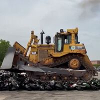 Aplastar casi 100 motos con un bulldozer, o cómo Nueva York saca músculo contra la delincuencia