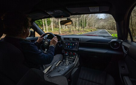 Toyota GR86 conduciendo