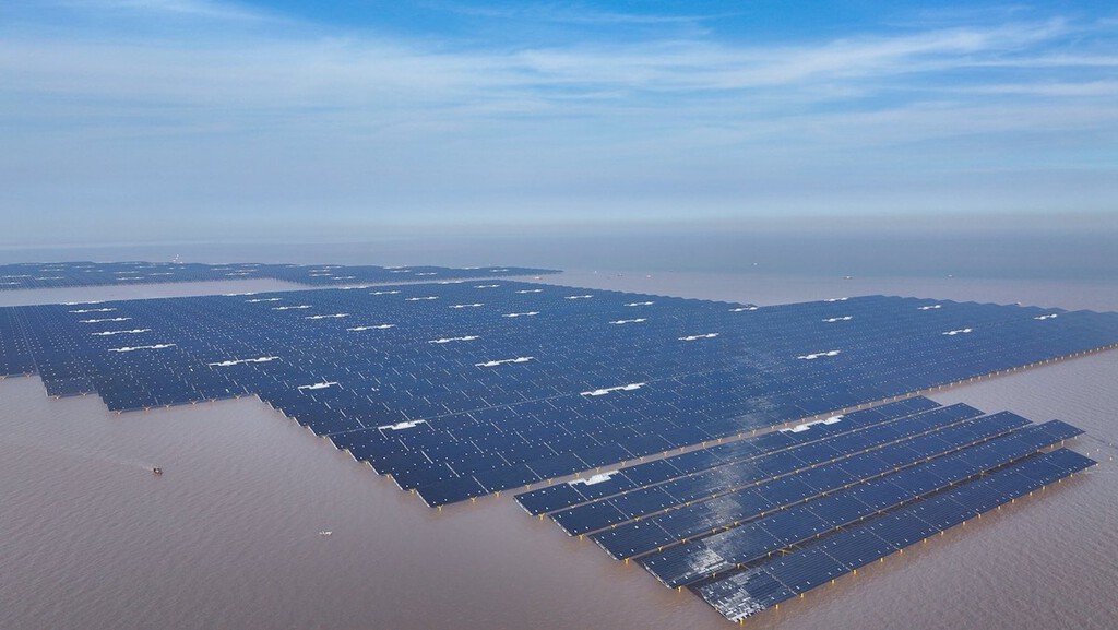 China necesitaba espacio para dar energía a millones de hogares, así que ha construido una mega planta solar en mar abierto 