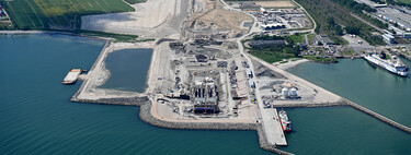 Dinamarca está tirando módulos de hormigón de 73.000 toneladas al mar para crear el túnel submarino más grande del mundo