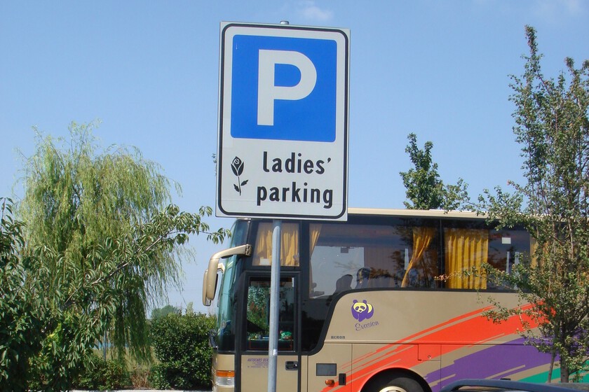 El debate sobre las plazas de aparcamiento para mujeres entre la seguridad y la discriminación