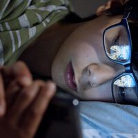 Los niños pobres crecen con pantallas, mientras los ricos pagan miles de dólares para que sus hijos lean, según reporte