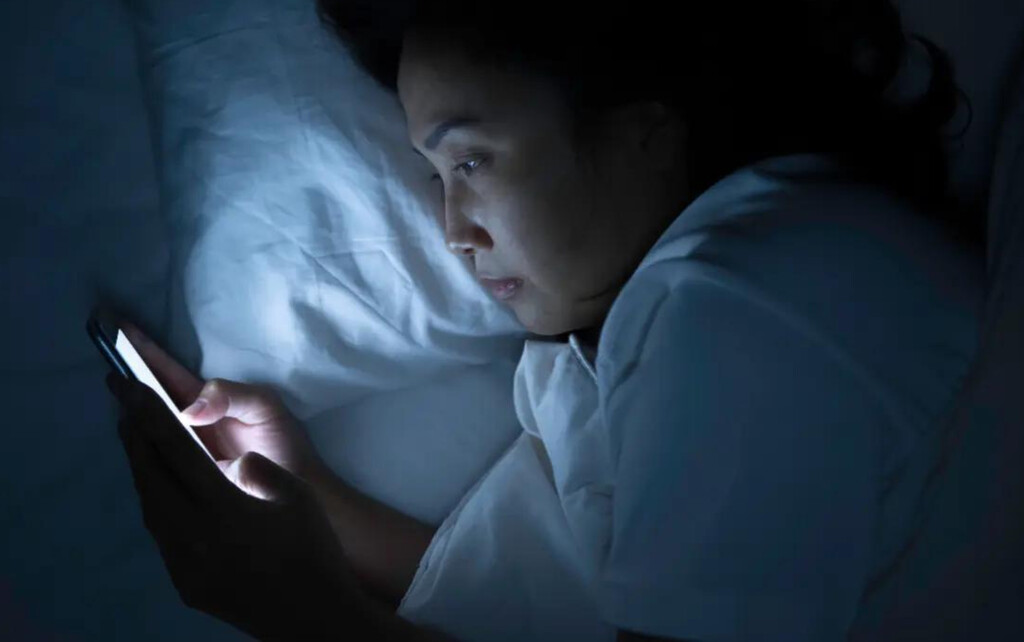 Usar el móvil en la cama es inevitable, pero si activas esta función de tu Xiaomi te costará menos caer dormido/a 