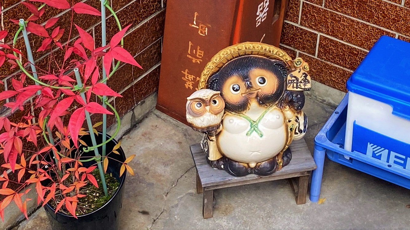 Estatua tanuki animal crossing tom nook