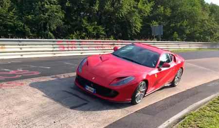 El Ferrari 812 Superfast se marca 7:27.48 en Nürburgring, casi un segundo más lento que un Nissan GT-R