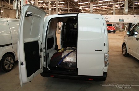 nissan-env200-furgon-650-puertas