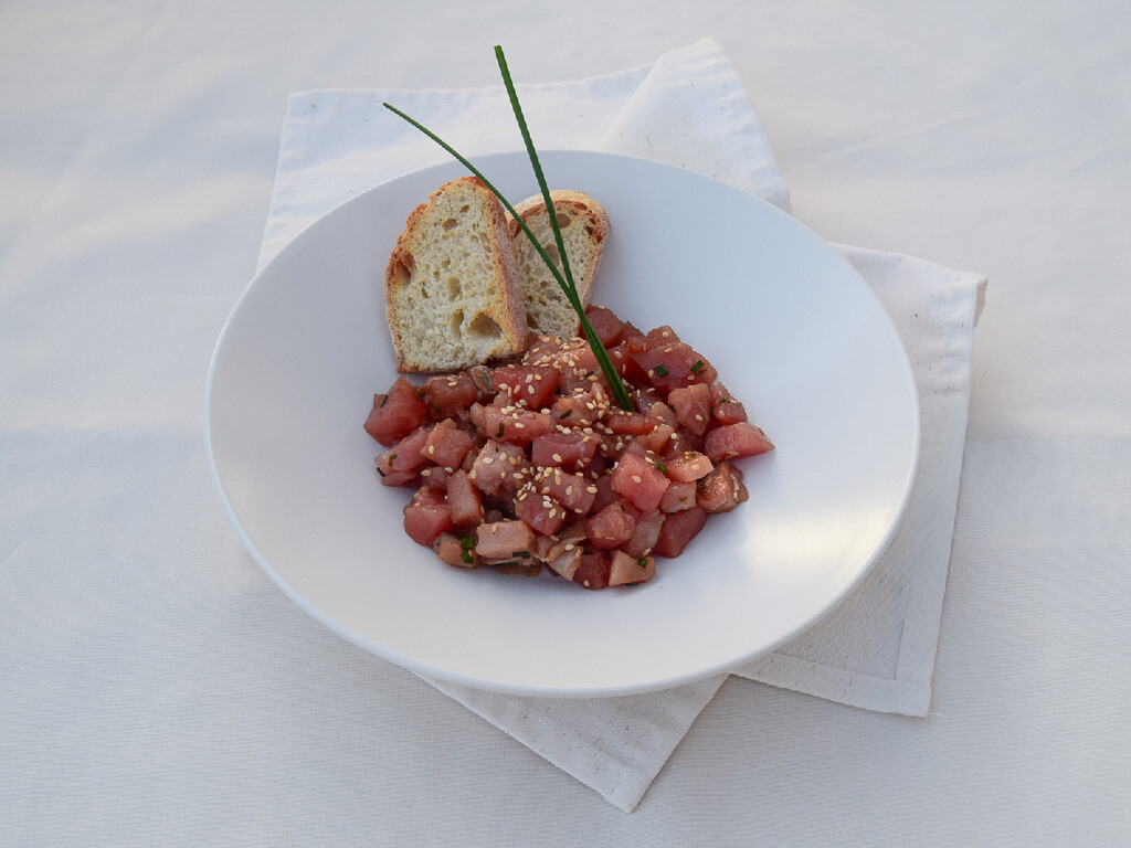 Tartar de bonito: la receta perfecta para disfrutar al máximo del rey del Cantábrico