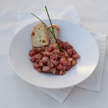 Tartar de bonito: la receta perfecta para disfrutar al máximo del rey del Cantábrico 