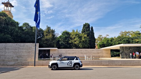 Renault 4 E-Tech junto a Pabellón de Alemania