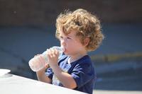 Verano con niños: la importancia del consumo de agua 