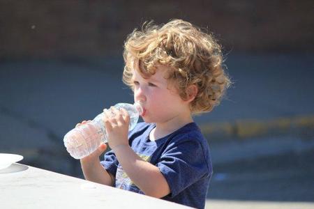 Verano con niños: la importancia del consumo de agua