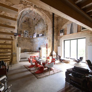 De iglesia renacentista en ruinas a vivienda espectacular: la sorprendente transformación con espacios abiertos y paredes desnudas 