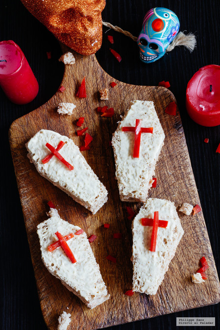 Ataúdes de sándwich de atún. Receta fácil para Halloween